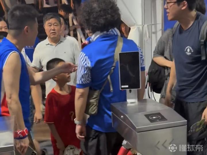 徐汇警方通报:三名男子因辱骂小球迷父亲被拘留
