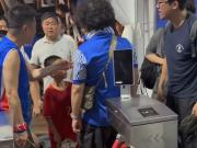 小球迷穿武磊国家队球衣观看申花比赛遭围攻，武磊发出寻人启事